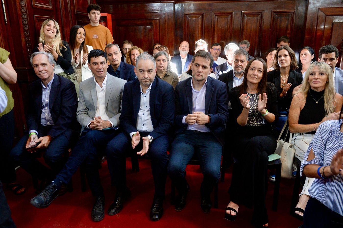 El gabinete de Alak y dirigente del peronismo, en la apertura de las sesiones del Concejo
