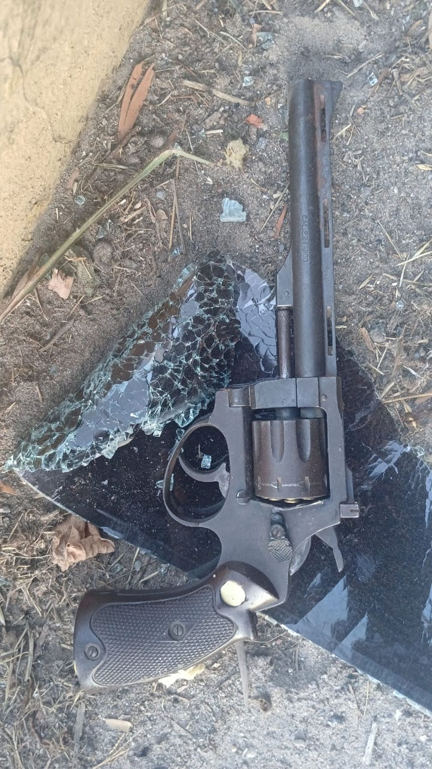 El arma recuperada en el lugar, tras el tiroteo que terminó con un violento vuelco en Villa Elvira.