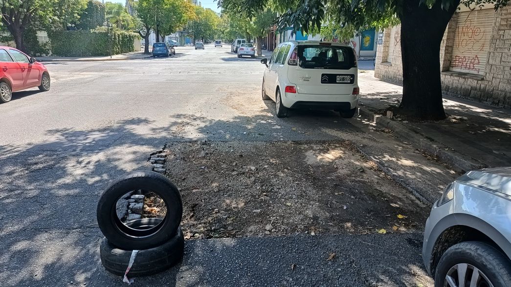 La Municipalidad arregló un bache que los vecinos habían señalizado con cubiertas