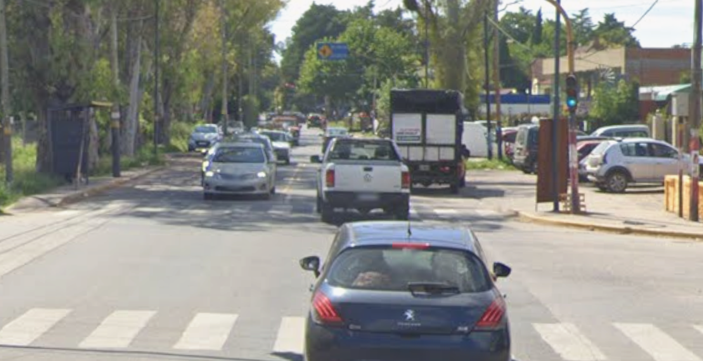 La mujer estaba frenada en el sem&aacute;foro de Camino General Belgrano y 426