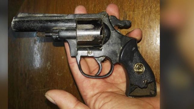 se peleaban, un vecino llamo al 911 y terminaron detenidos por tenencia ilegal de arma