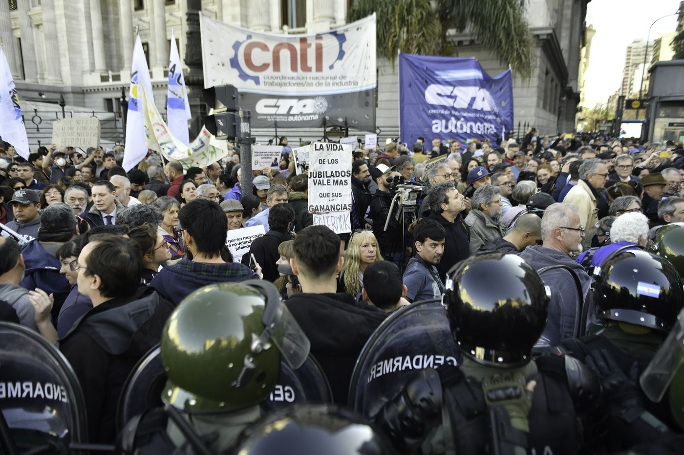 Los chicos cruzaron por casualidad por la marcha de los jubilados y fueron detenidos por la Policía Federal.