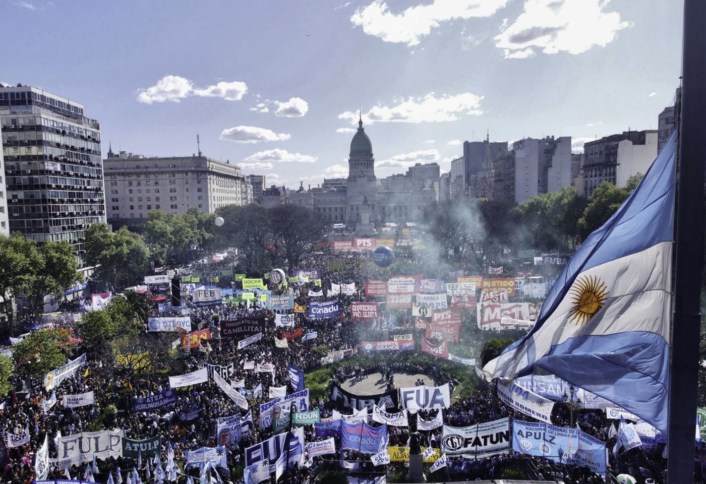 La Plaza del Congreso, colmada por las columnas de manifestantes que llegaron desde distintos puntos del conurbano, la provincia y la propia Ciudad Autónoma de Buenos Aires. La Plaza del Congreso, colmada por las columnas de manifestantes que llegaron desde distintos puntos del conurbano, la provincia y la propia Ciudad Autónoma de Buenos Aires.