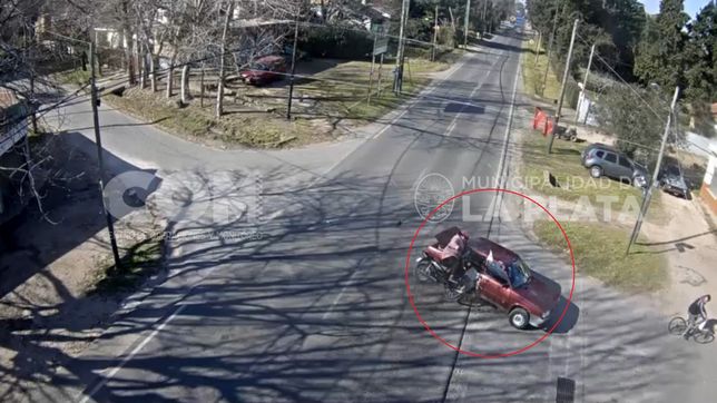 impactante accidente en camino general belgrano termino con una motociclista herida