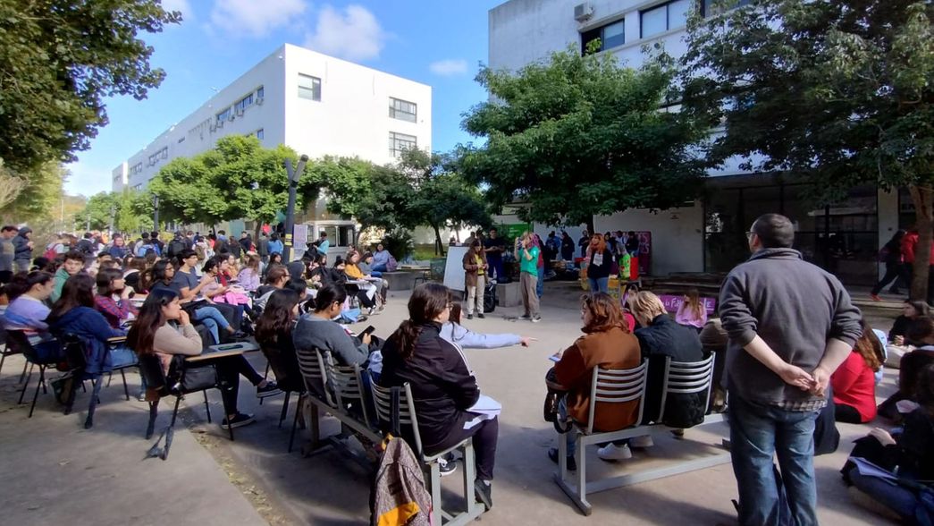 Docentes y estudiantes de la UNLP realizaron clases públicas callejeras en defensa de la educación