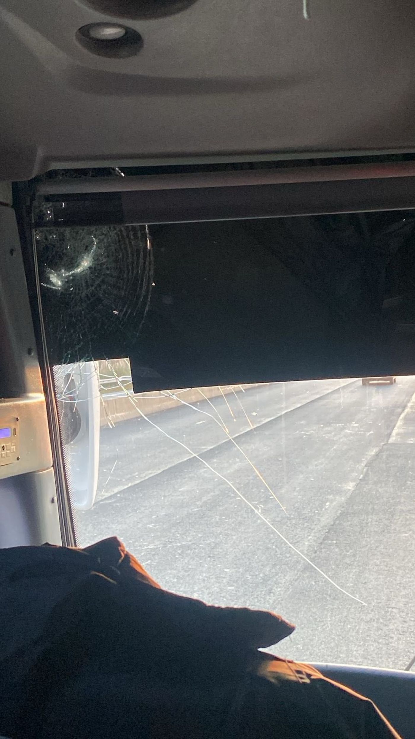 Nuevamente un colectivo de Metropol sufri&oacute; un ataque con piedras en la Autopista La Plata-Buenos Aires