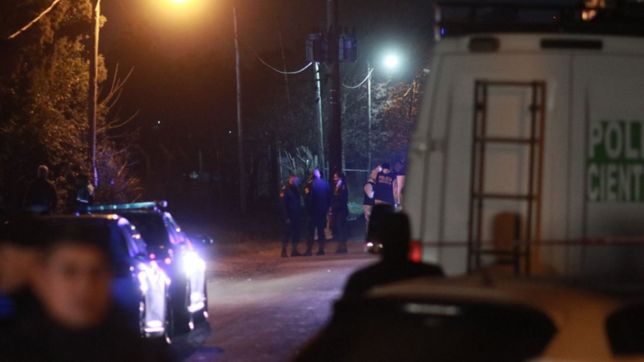 hallan a un hombre muerto dentro de su casa: salia sangre por debajo de la puerta