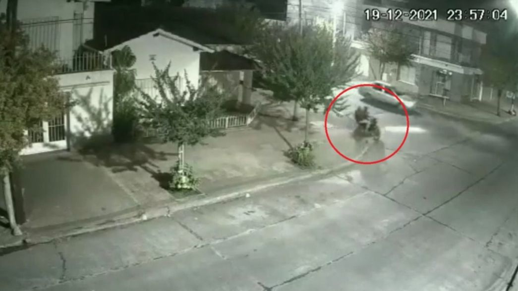 VIDEO: Dos motochorros encañonaron a un nene de 9 años para robarle a la mamá