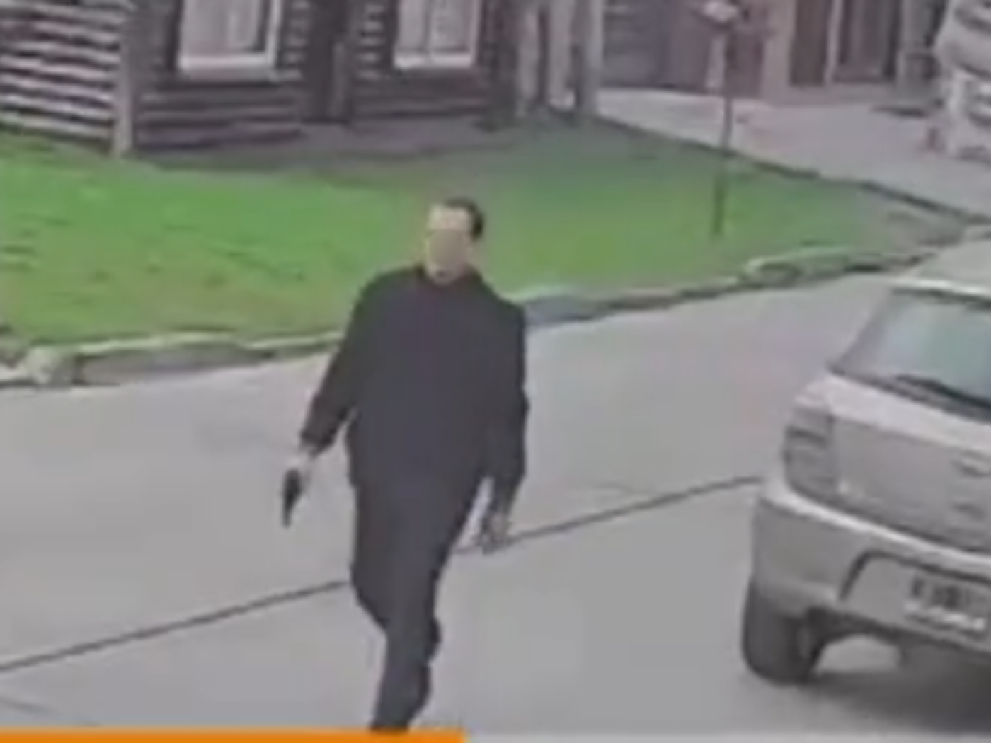 El hombre que tiroteo el frente de tres casas en La Plata, poco antes de ser detenido