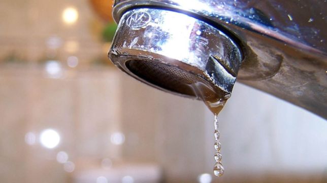 tiene baja presion de agua y le paga mas de $1500 a absa: ni que viviera en un country