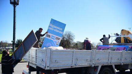 Arrancó el operativo para limpiar la cartelería política en La Plata
