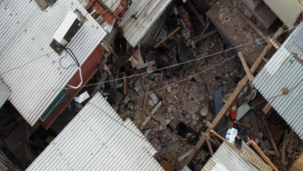 Derrumbe trágico: una mujer salvó a su bebé abrazándolo para frenar los escombros