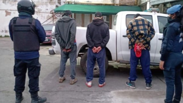 se emborracharon en una plaza de la plata y obligaron a un amigo a que les haga sexo oral