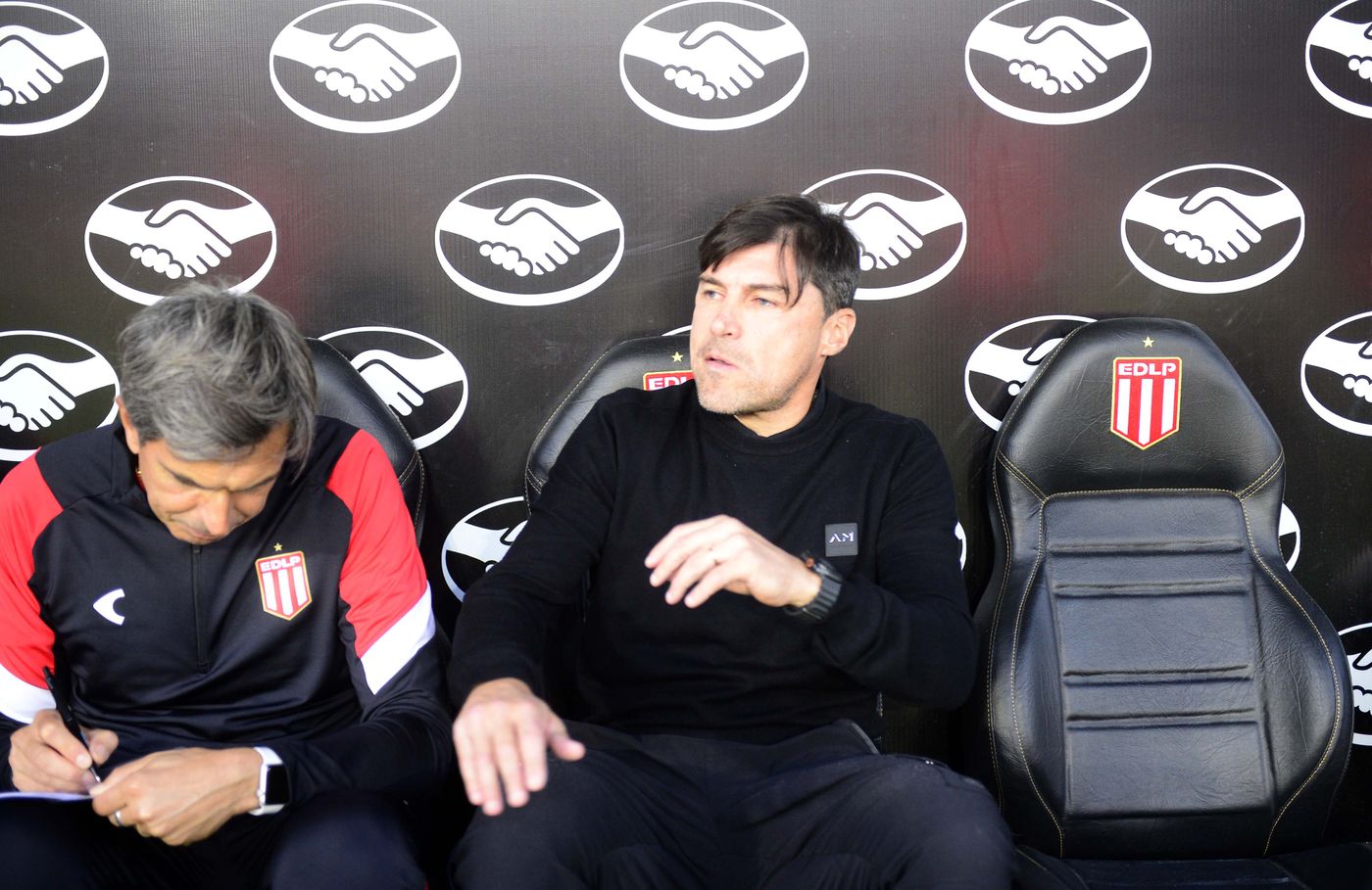 Alexander Medina en el banco de Estudiantes.