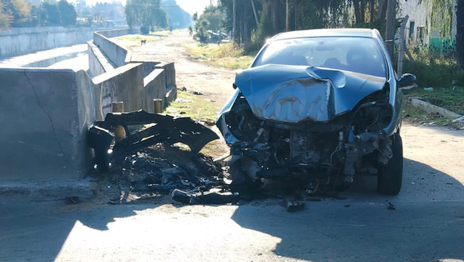 Un auto se incrustó contra un puente, no hallaron ocupantes y crece el misterio por lo ocurrido Un auto se incrustó contra un puente, no hallaron ocupantes y crece el misterio por lo ocurrido