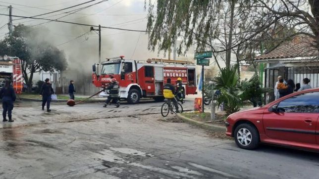 un incendio destruyo todo en una casa en un barrio de ensenada