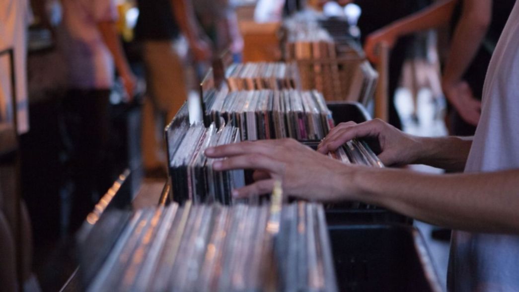 Con ofertas y lanzamientos exclusivos, vuelve La noche de las disquerías y se suman locales de La Plata