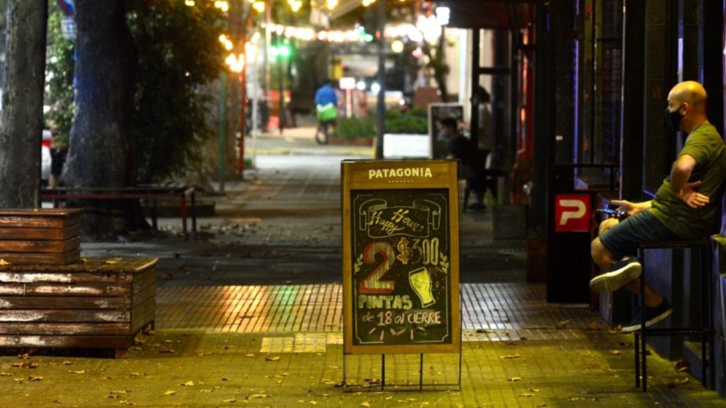 El Gobierno analiza adelantar el horario del toque de queda para frenar el coronavirus