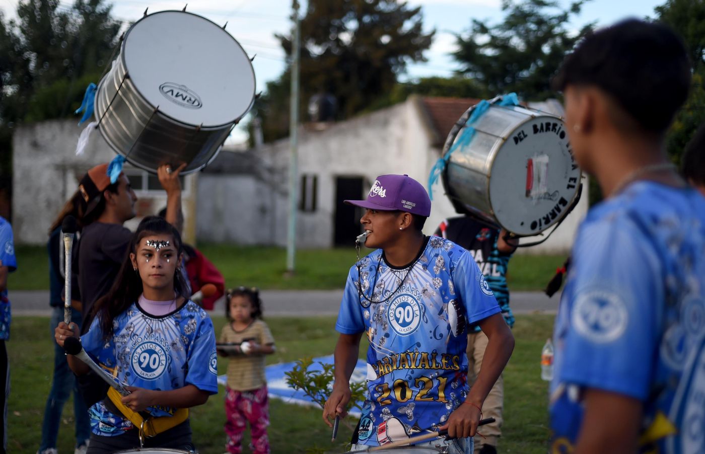 Los integrantes de la Comparsa Bomani ensayan semanalmente en la plaza Los Robles, de Barrio Aeropuerto