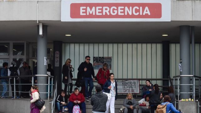 por una presunta mala praxis en el hospital de berisso, una bebe podria perder los dedos de una mano