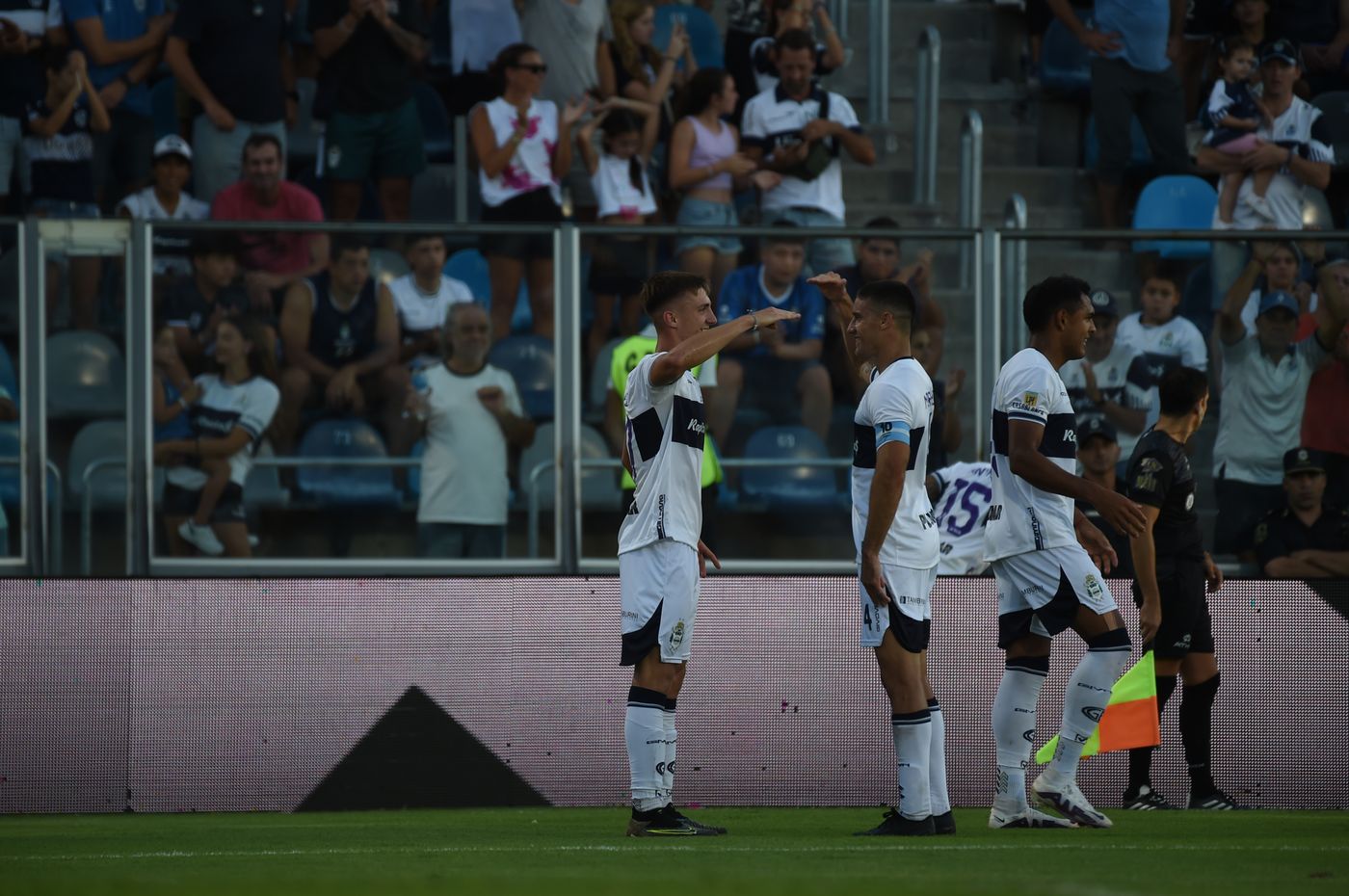 Gimnasia Barracas Sanchez gol.JPG