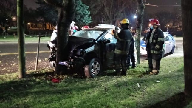 impactante accidente en berisso: escapaban de un control y chocaron contra un arbol