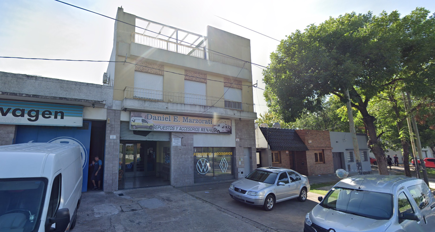 La vivienda de la jubilada se ubica en la parte superior de una casa de repuestos.