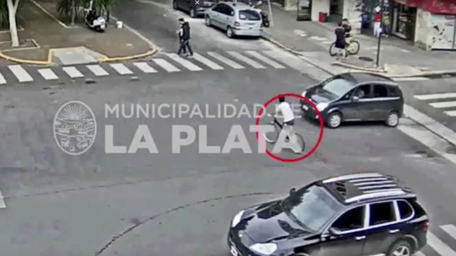 video: un ciclista fue atropellado por un auto en 2 y 51