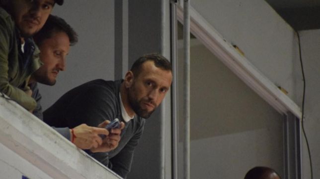 aleman fue a ver la victoria del basquet tripero y le pidio una foto a la figura