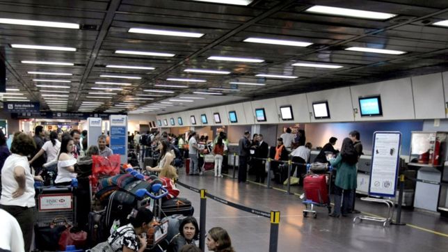 los pilotos levantaron el paro pero hay cancelaciones y vuelos demorados en aeroparque