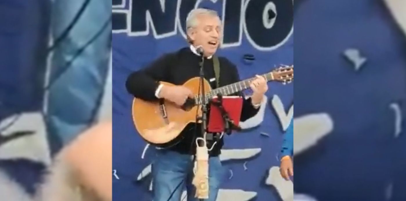 Alberto Fernández cantando