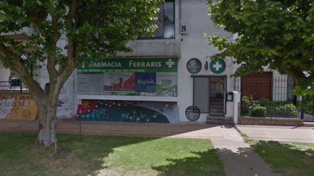 Destrozaron el blíndex de una farmacia, amenazaron a la empleada y escaparon con $15.000