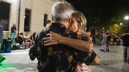 llega a la plata una nueva noche de tango al aire libre
