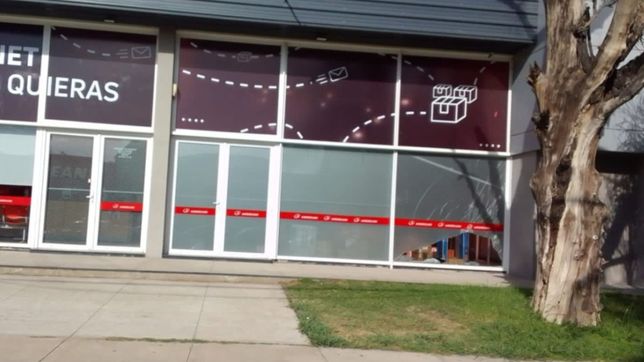 dos detenidos por romper a piedrazos un vidrio de un local en camino centenario