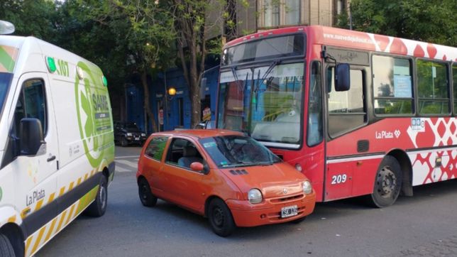 choque y susto en pleno centro de la plata: un micro embistio a un auto en 11 y 54