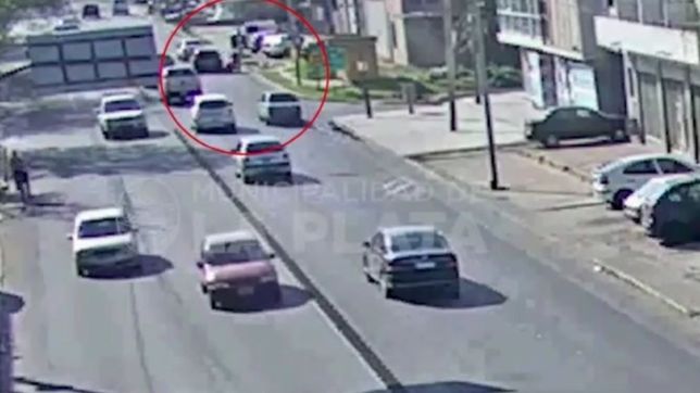 video: dos jovenes en moto chocaron con un auto y terminaron en una zanja con agua