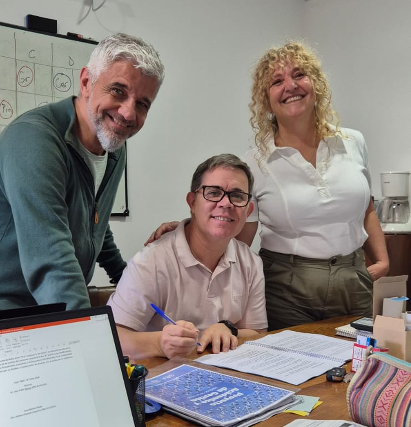 Andrés Dupetit a la izquierda, el candidato a director Juan Pablo Massa en el centro y Andrea Aguerre a la derecha