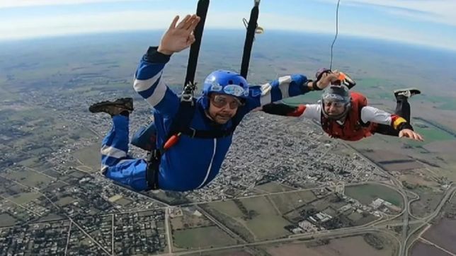 traen a la plata el cuerpo de un hombre que se lanzo con paracaidas y murio en lobos