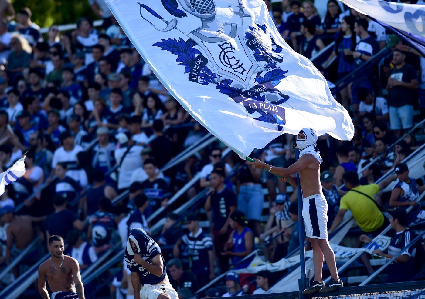 Gimnasia Atlético Tucumán hinchada 3.jpg