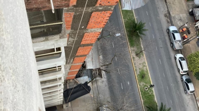 confirman que el pintor fallecido a metros de plaza paso murio aplastado por un ascensor