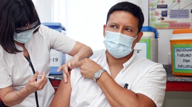 las vacunas contra el covid-19 pueden tener un efecto secundario confundible con el cancer