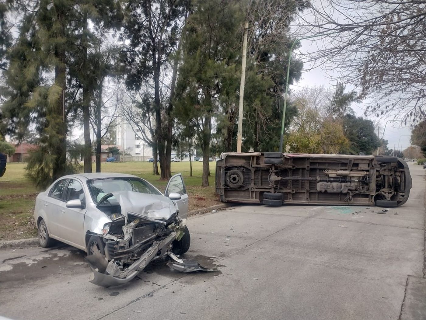 As&iacute; quedaron los veh&iacute;culos involucrados en el choque y vuelco ocurrido este lunes en La Plata