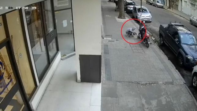 video: en segundos, asi robaron una moto en pleno centro de la plata