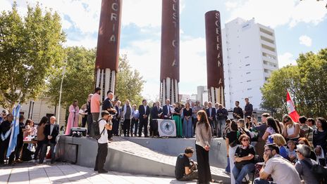 cecim acto plaza malvinas honoris causa.jpg