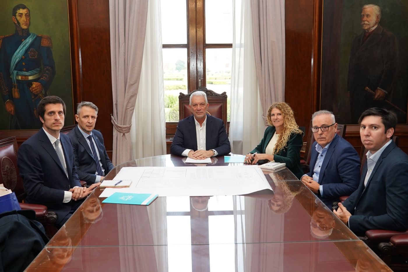 Autoridades municipales y representantes de Laboratorios Bagó durante la reunión en la que se ratificó la construcción de un centro logístico robotizado en La Plata