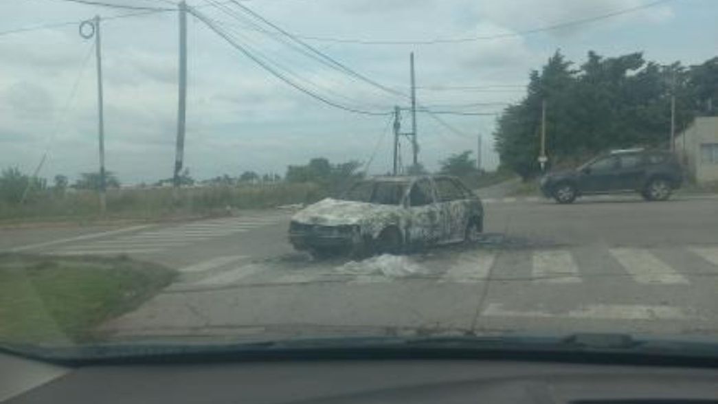 Preocupación de los vecinos de Barrio Aeropuerto por un auto quemado y abandonado en medio de la avenida 13