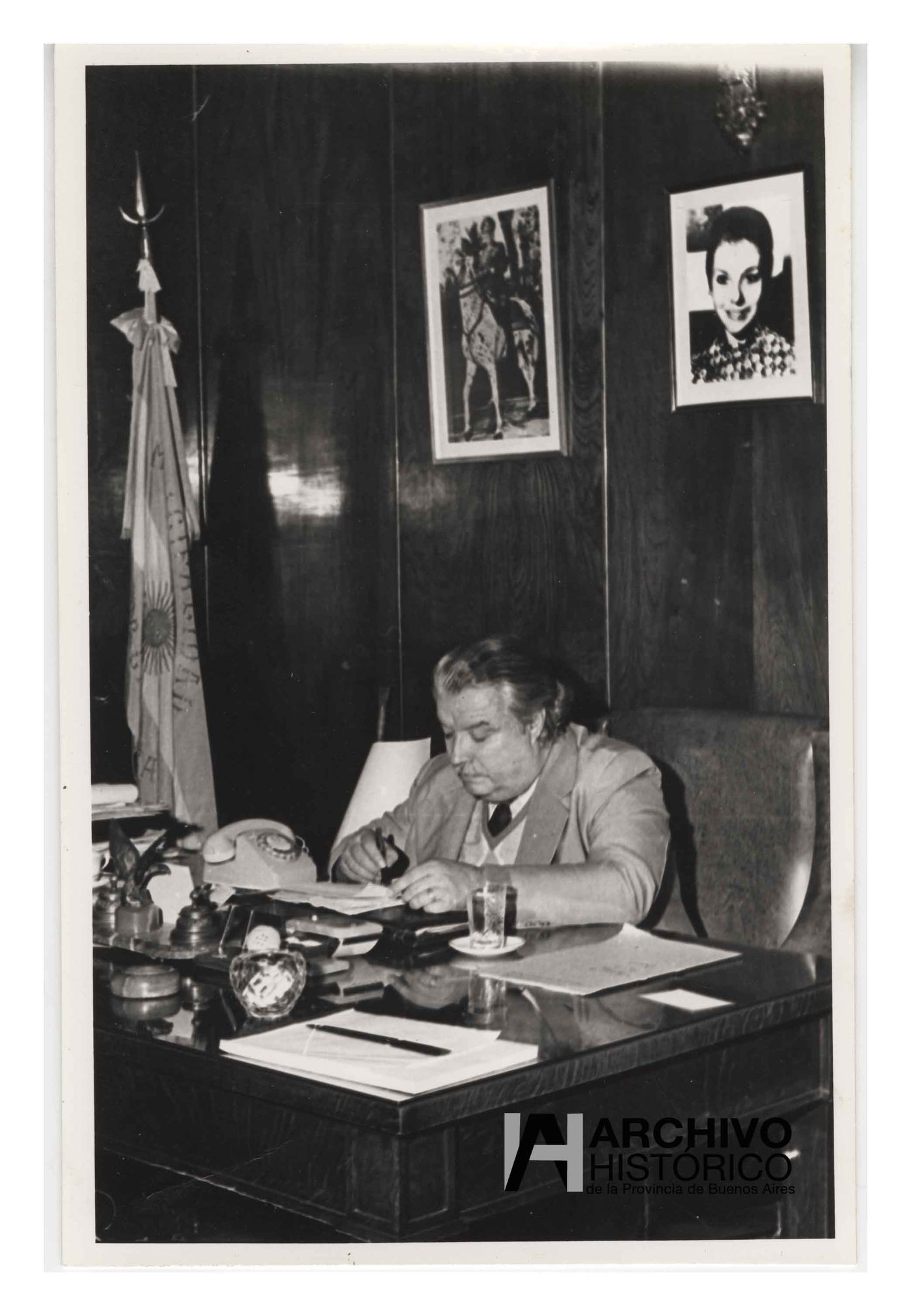 Rubén Cartier era intendente de La Plata cuando fue asesinado, el 14 de julio de 1975, y el golpe aparecía en el horizonte. En la foto en su despacho con los retratos del General en su caballo pinto e Isabel Perón