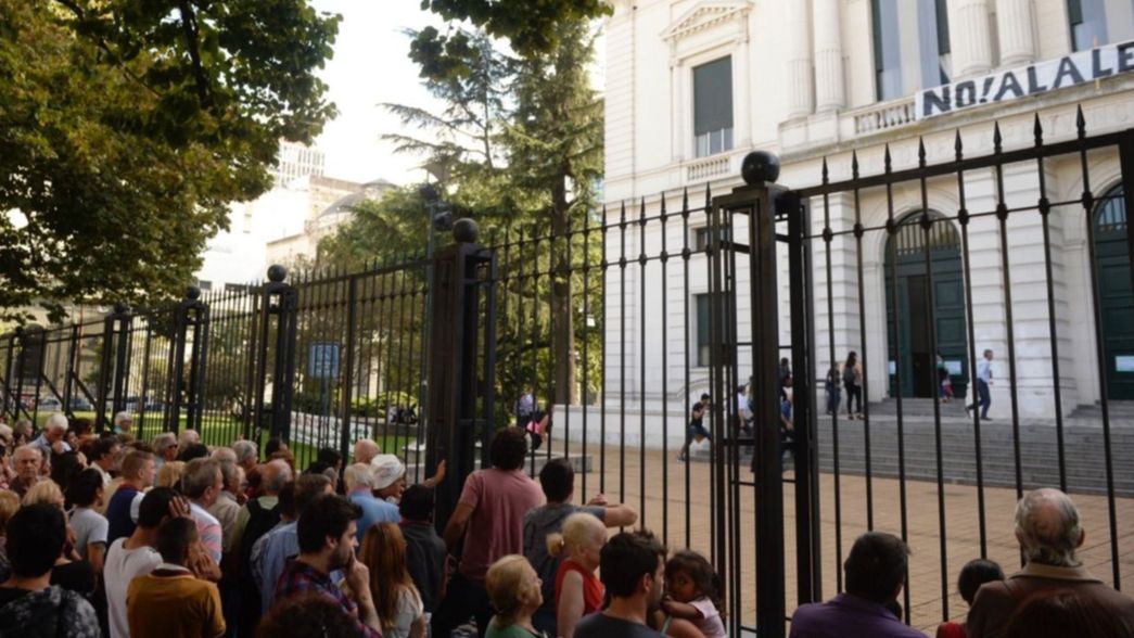 Desmienten que los bancos vayan a cerrar al público por el coronavirus
