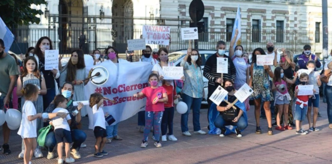 Protesta padres clases presenciales Gobernación