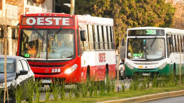 el gobierno reunio a los empresarios y la uta para intentar levantar el paro de micros